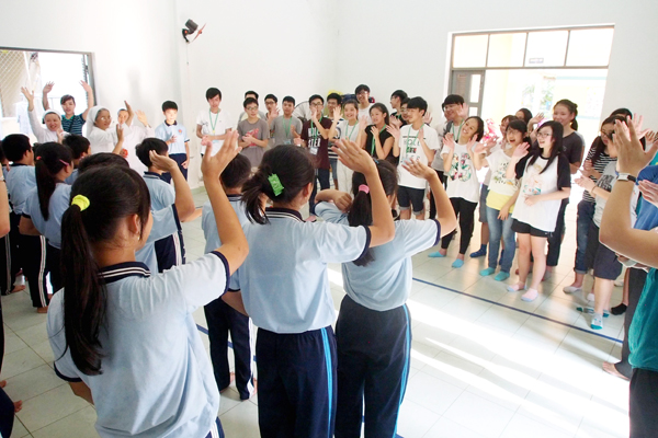 Giao lưu của các em học sinh đến từ Hồng Kông với trường Khuyết Tật Nhân Ái  Mỹ Tho 12 – 13.04.2016