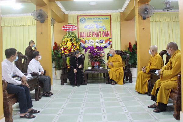 Đức Cha Phêrô thăm và mừng Lễ Phật Đản PL.2565 đến Ban Trị Sự Phật giáo tỉnh Tiền Giang