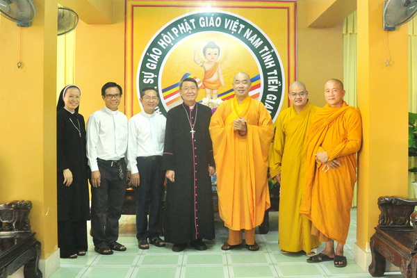 Đức Cha Phêrô thăm và mừng Lễ Phật Đản PL.2566 – DL.2022 đến Ban Trị Sự Phật giáo tỉnh Tiền Giang