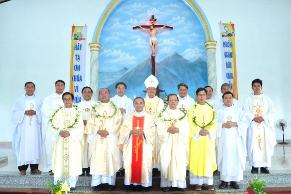 Gx. Kiến Bình: Thánh lễ Kỷ niệm 20 năm hồng ân linh mục  của Cha Phaolô Nguyễn Thành Mến