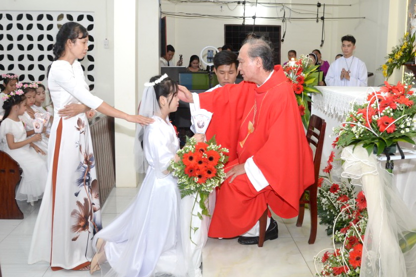 Gx. Đông Hòa: Thánh lễ Ban Bí tích Thêm sức và Rước lễ lần đầu