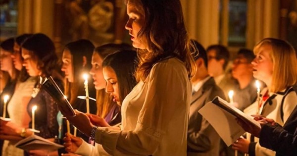Tiếp tục đứng sau khi hát long trọng ba lần Alleluia