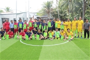 Nhóm bạn trẻ Giáo xứ Đông Hòa giao lưu bóng đá với quý cha