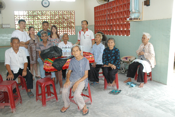 Gx. Chợ Bưng: Phát Quà cho người già, neo đơn, 15.05.2016