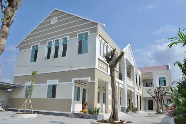 Cộng đoàn Lương Hòa Thượng - Dòng MTG Chợ Quán: Đức Cha Phêrô làm phép nhà mới