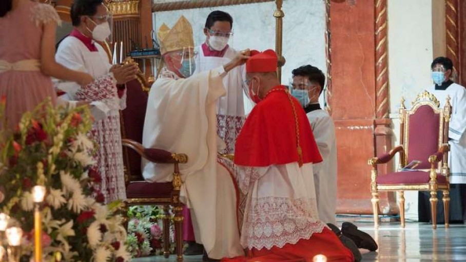 Đức Hồng y Advincula nhận mũ và nhẫn Hồng y