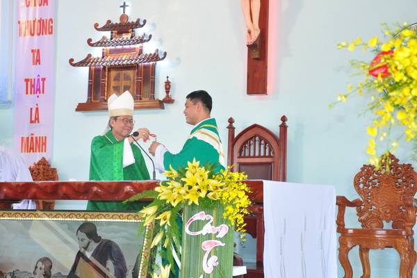 Gx Cần Giuộc: Thánh lễ công bố thành lập giáo xứ và Cha Antôn Trương Chí Tâm nhận nhiệm sở