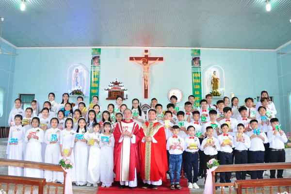 Gx. Cần Giuộc: Thánh lễ ban Bí tích Thêm Sức