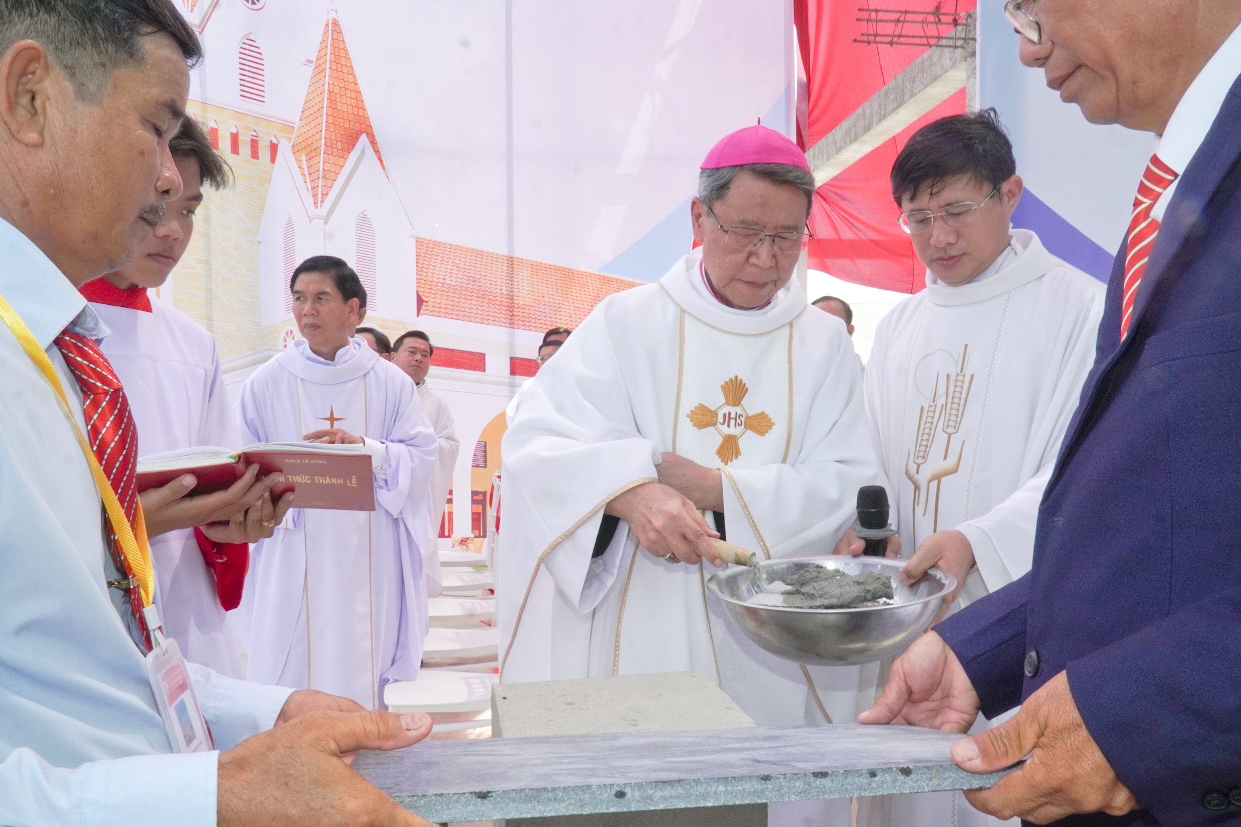 Gx. Thánh Giuse: Lễ đặt viên đá khởi công xây dựng nhà thờ mới