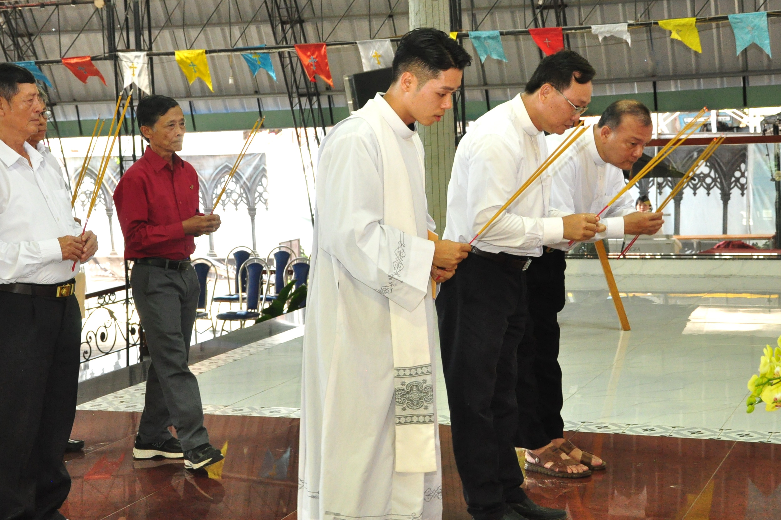 Khoảng 900 giáo dân hạt Đức Hòa tham dự ngày hành hương.