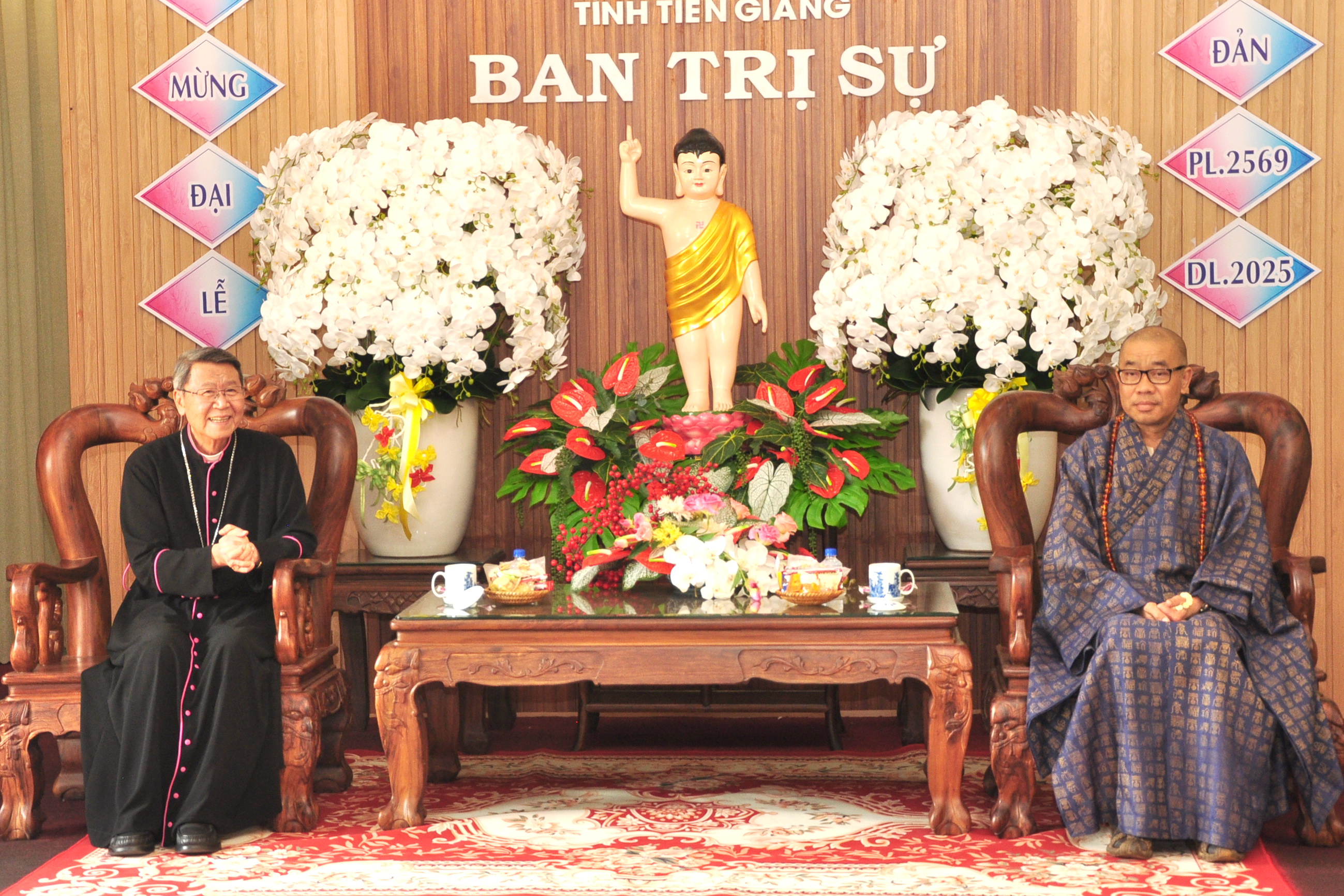 Đức Cha Phêrô chúc mừng Ban Trị sự Giáo hội Phật giáo tỉnh Tiền Giang nhân dịp Đại lễ Phật Đản 2025