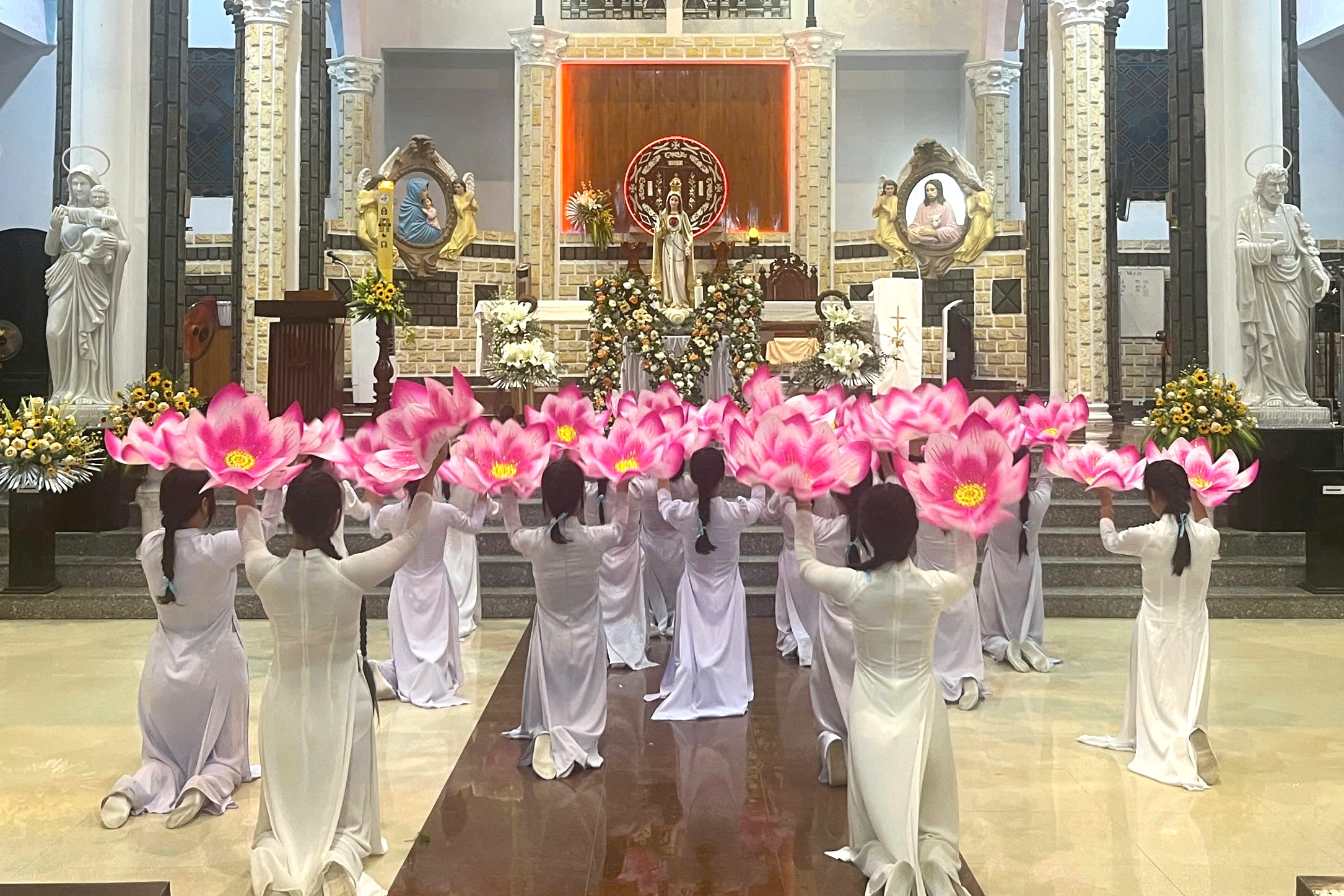 Tháng Hoa: Giáo xứ An Đức dâng kính Mẹ