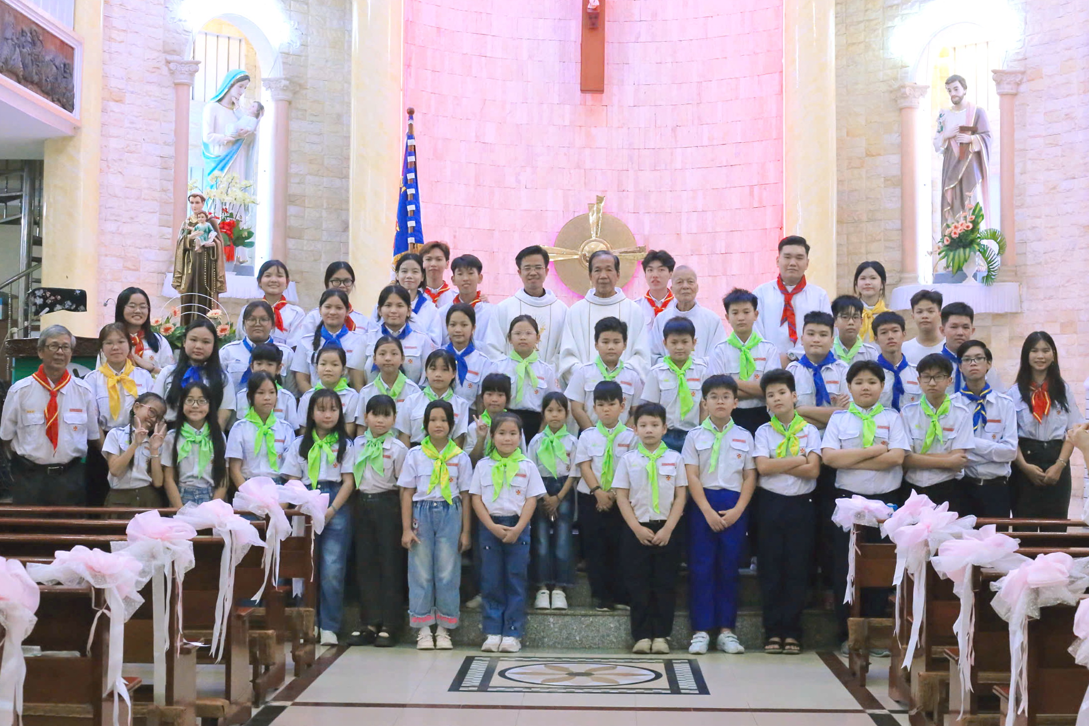 Gx Thánh Antôn: Mừng Bổn mạng giáo xứ, Đoàn Thiếu nhi Thánh Thể và kỷ niệm 12 năm cung hiến nhà thờ
