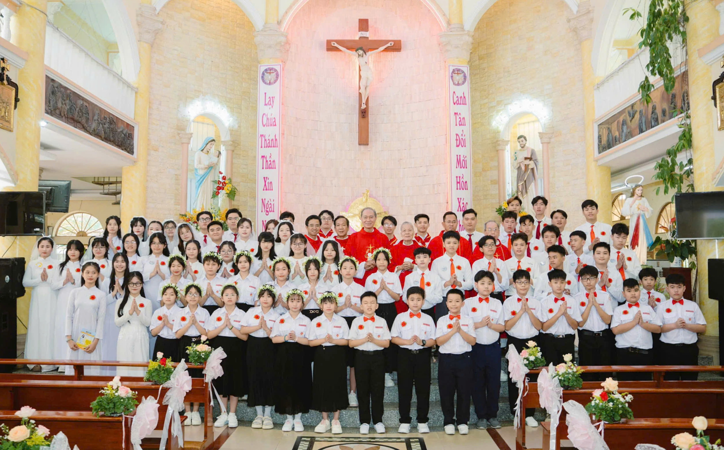 Niềm vui Rước lễ lần đầu, lãnh nhận Bí tích Thêm Sức, Tuyên hứa Bao Đồng của thiếu nhi Gx. Thánh Antôn