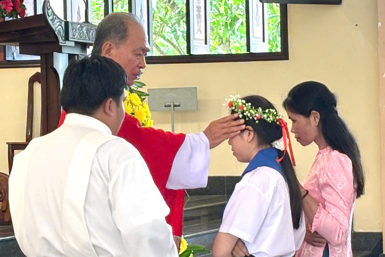 Gx. Cao Lãnh: Thánh lễ ban Bí tích Thêm Sức và rước lễ lần đầu