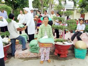 Dòng Thánh Phaolô Mỹ Tho đến với người nghèo trong dịp tết nhâm thìn 2012