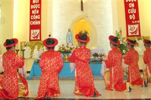Giáo xứ Nữ Vương Hòa Bình: múa dâng hoa kính Đức Mẹ Maria