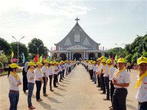 Đức Cha Phaolô ban bí tích Thêm Sức cho 193 em tại Nhà thờ Bến Dinh