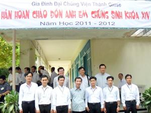 Đức Cha Phaolô dâng thánh lễ có nghi thức mặc Áo Dòng cho 6 Thầy Đại Chủng Sinh khóa 14 của Giáo phận