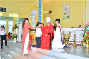 Gx. Kinh Cùng: Đức Cha ban Bí tích Thêm Sức