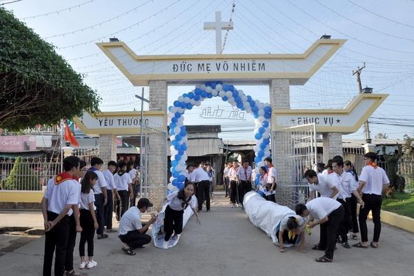 Gx. Ngũ Hiệp: Chia sẻ quà tết và trại xuân "dấn thân"