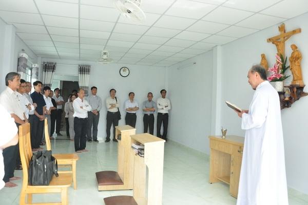 Gx. Mỹ Hạnh: Cha Tổng Đại Diện làm phép nhà mới của quý Dì