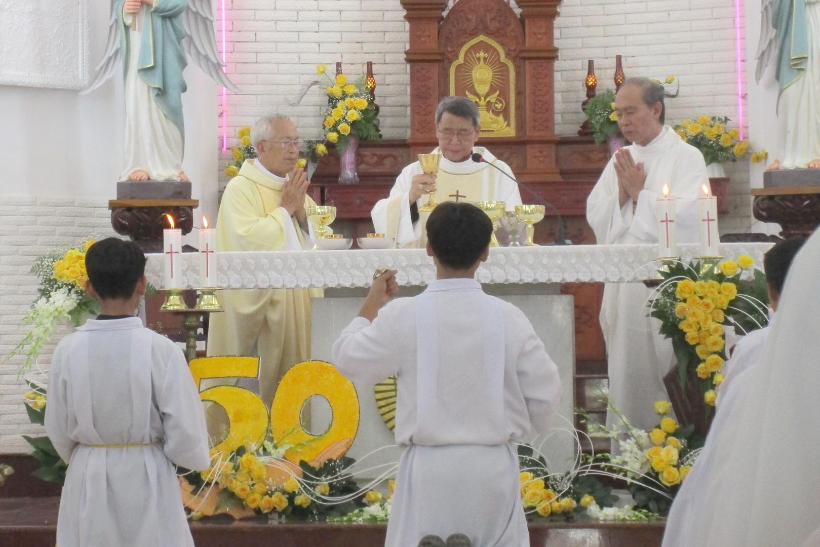 Thánh lễ tạ ơn 50 năm hồng ân linh mục của Cha Carôlô Lê Văn Lô