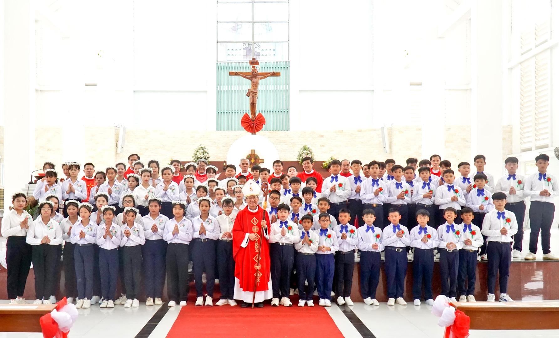 Gx. Mộc Hóa: Thánh lễ ban Bí tích Thêm Sức, Rước lễ lần đầu và Tuyên hứa Bao Đồng