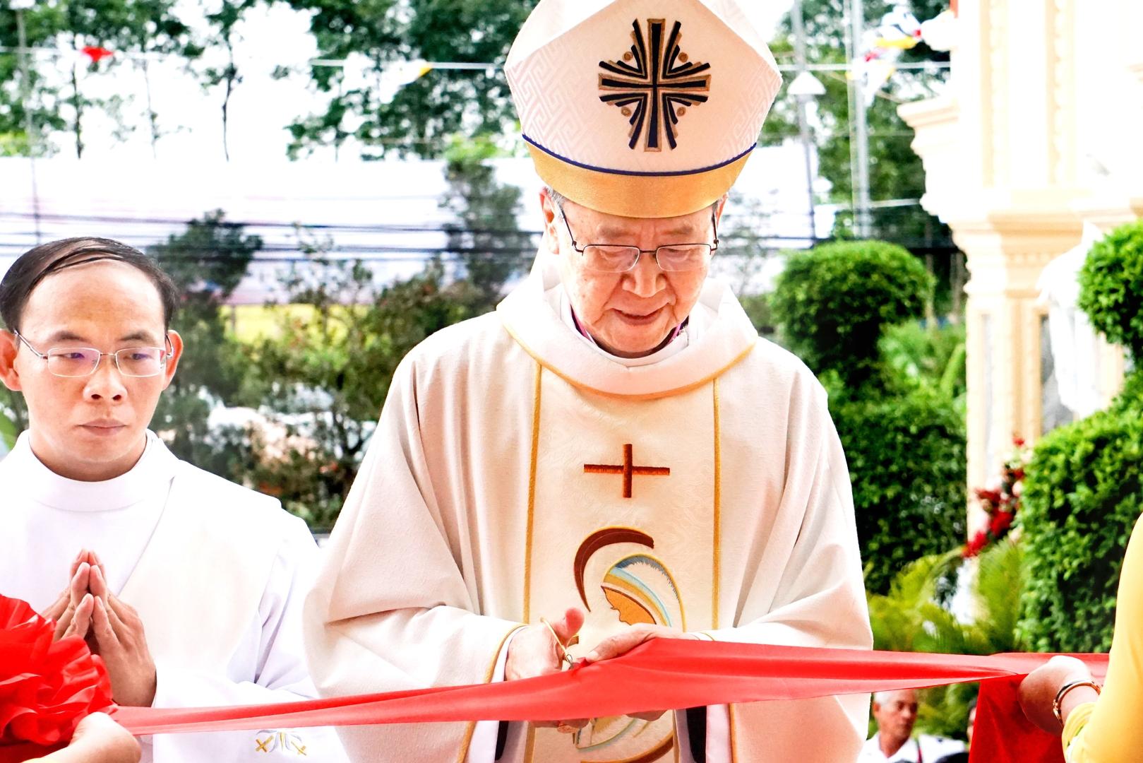 Thánh lễ cung hiến bàn thờ và Nhà thờ Giáo xứ Sông Xoài