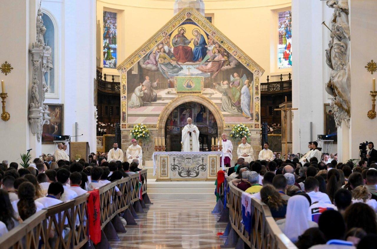 Đức Thánh Cha thăm Assisi: Thế giới đang tìm kiếm những vị thánh giữa các con