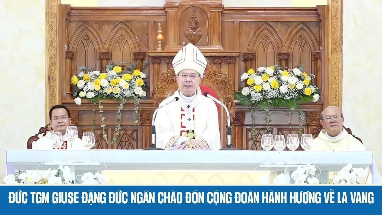 Đức Tổng Giám mục Giuse Đặng Đức Ngân chào đón cộng đoàn hành hương về tham dự Đại hội Đức Mẹ La Vang lần thứ 32