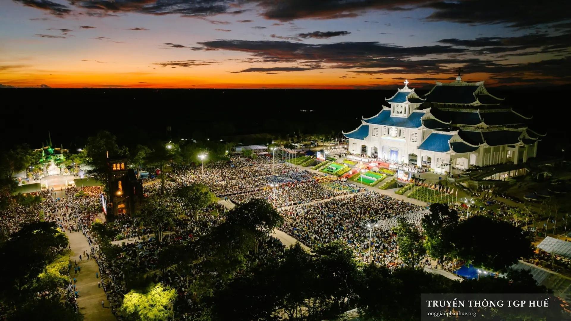 Gần 150.000 người tham dự cuộc rước kiệu và Thánh lễ đại triều kính trọng thể Đức Mẹ Hồn Xác Lên Trời