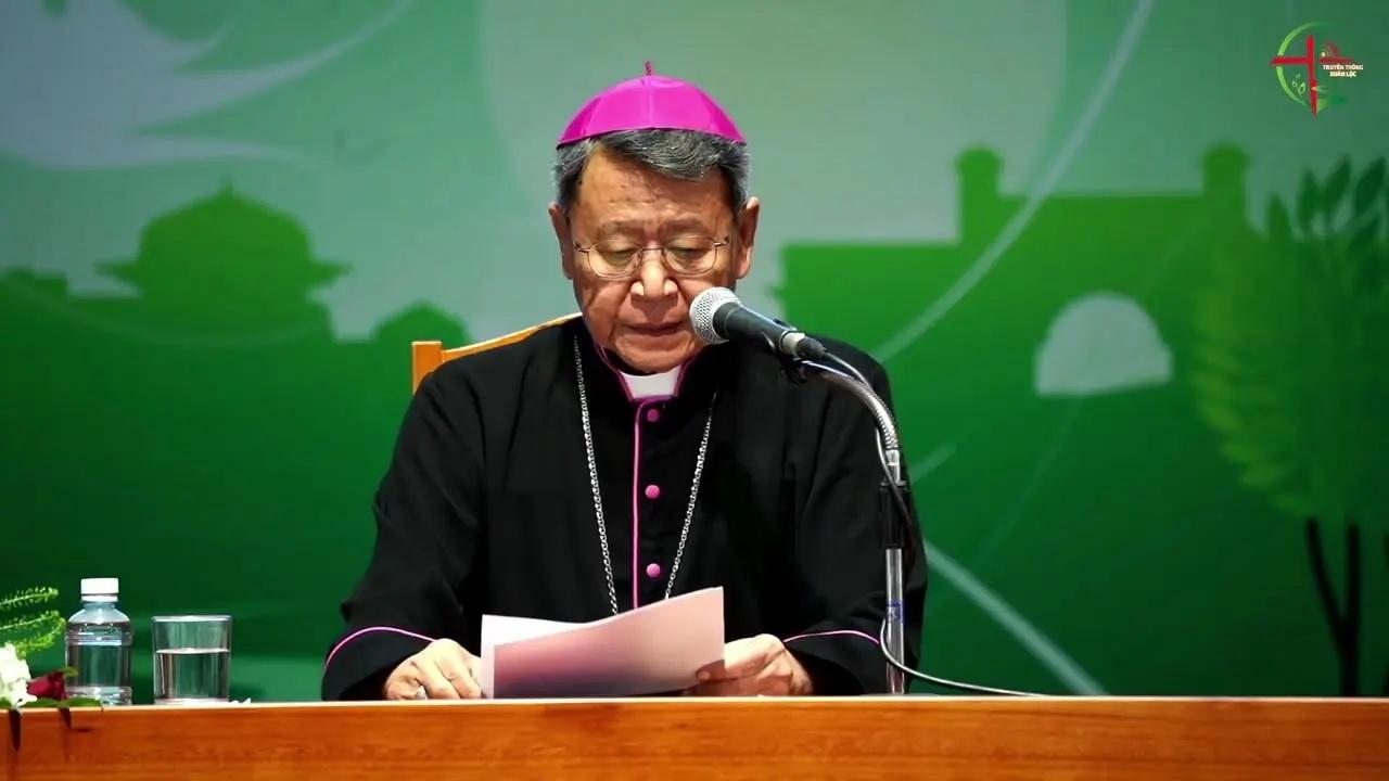 Đức cha Phêrô Nguyễn Văn Khảm chia sẻ với các chủng sinh đề tài: "Vun trồng tính nội tâm trong đào tạo linh mục"