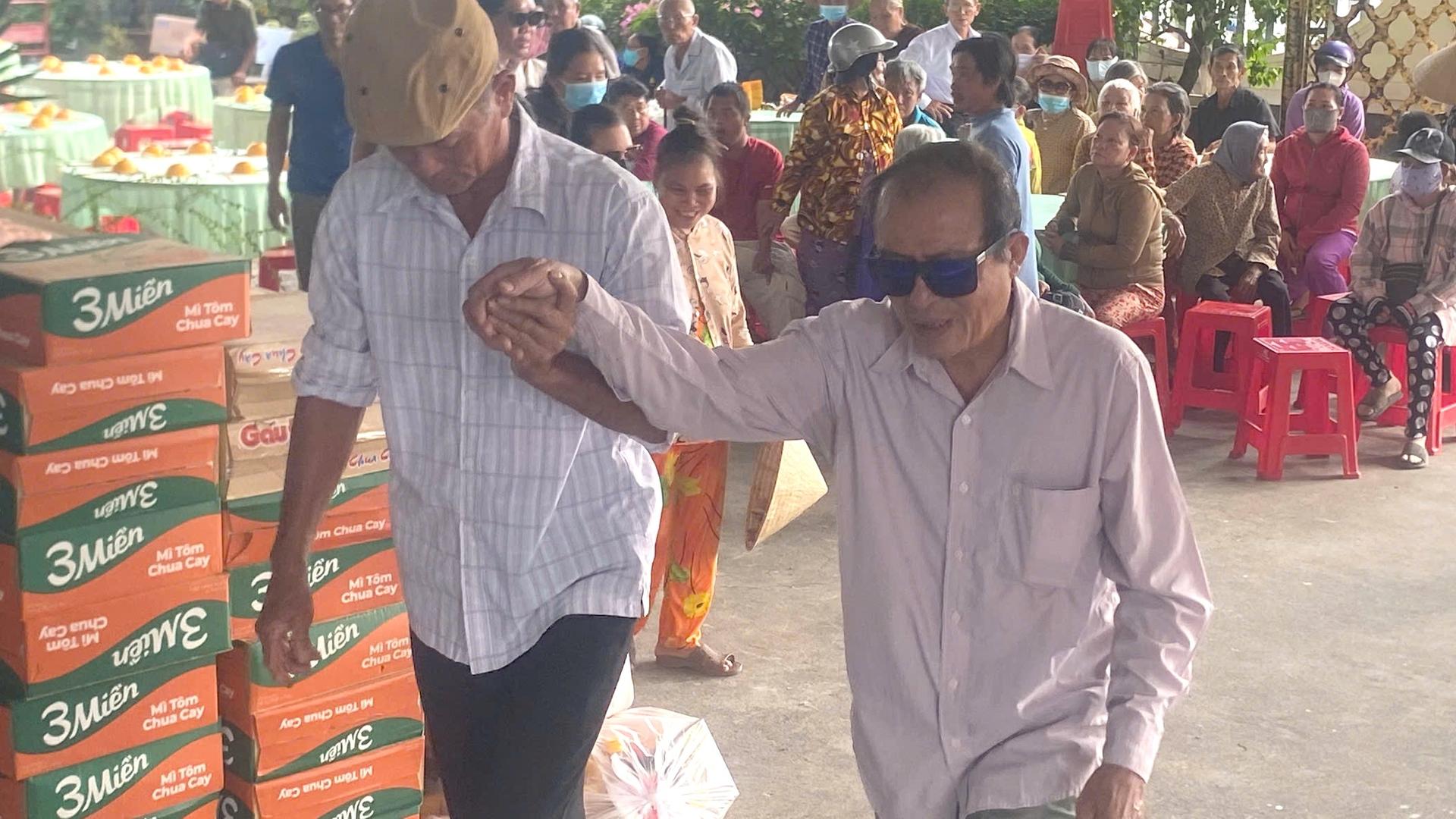 Vui Giáng sinh với người khiếm thị và người có hoàn cảnh khó khăn