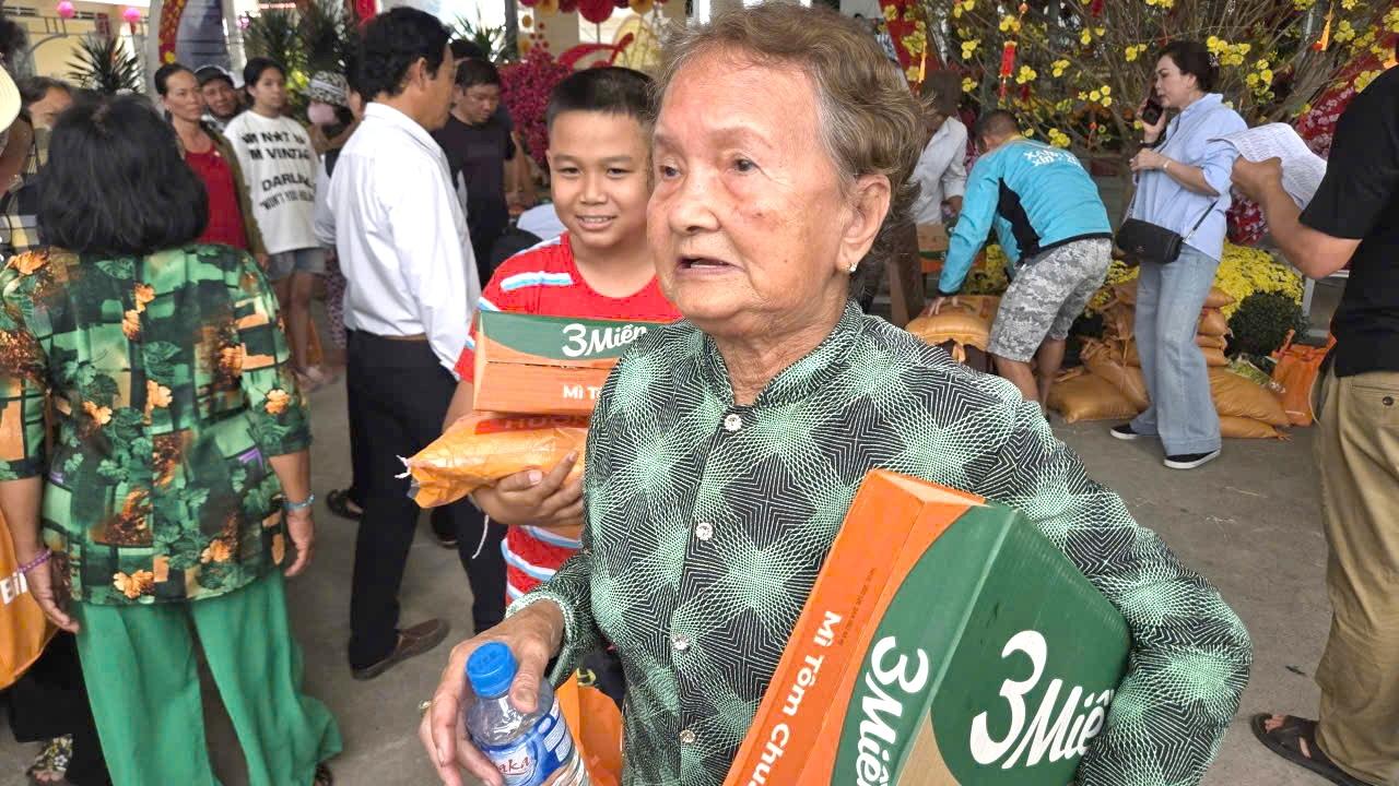 Trao quà Tết cho người khiếm thị, người có hoàn cảnh khó khăn