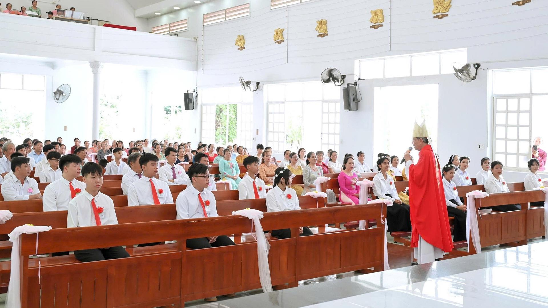 Giáo xứ Mỹ Điền: Thánh lễ ban Bí tích Thêm Sức