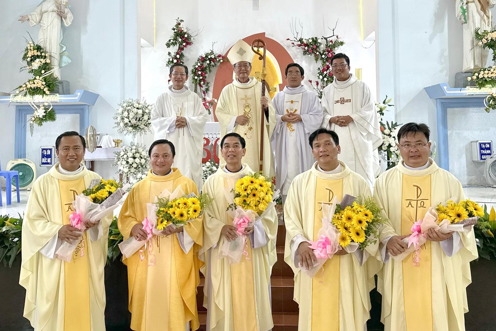 Gx. Mỹ Long: Mừng 130 năm thành lập và mừng 13 năm hồng ân linh mục của quý cha khoá 8