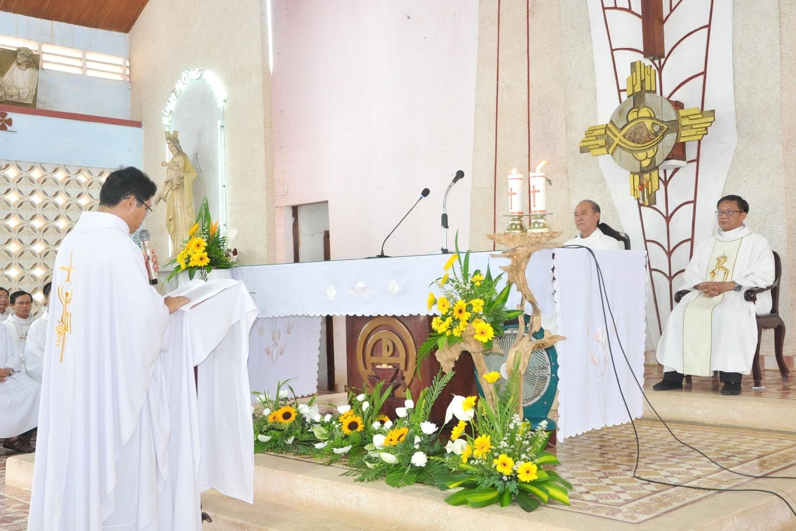 Gx. Fatima: Cha Tổng Đại Diện chủ sự thánh lễ nhận xứ