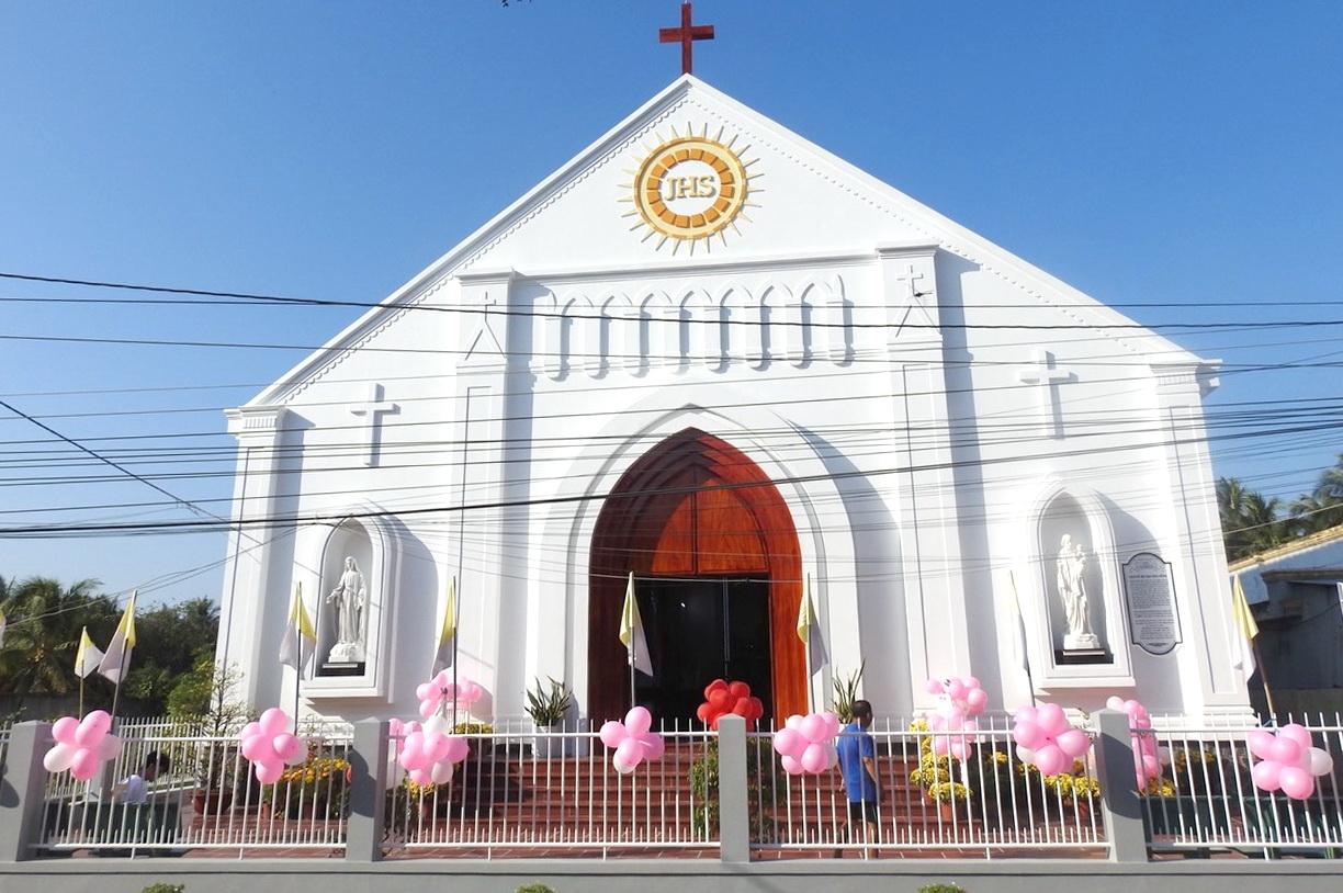 Gx Hoà Đồng: Thánh lễ tạ ơn làm phép nhà thờ và bàn thờ