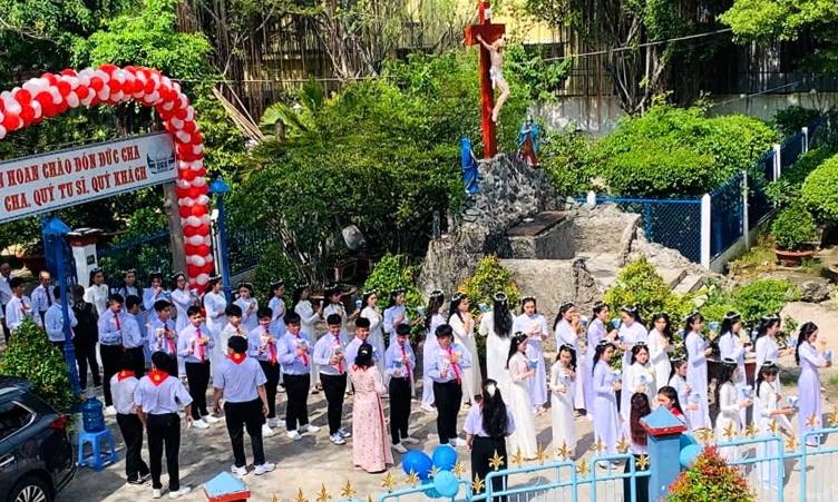 Gx. Lương Hoà Thượng: 43 em thiếu nhi lãnh nhận Bí tích Thêm Sức