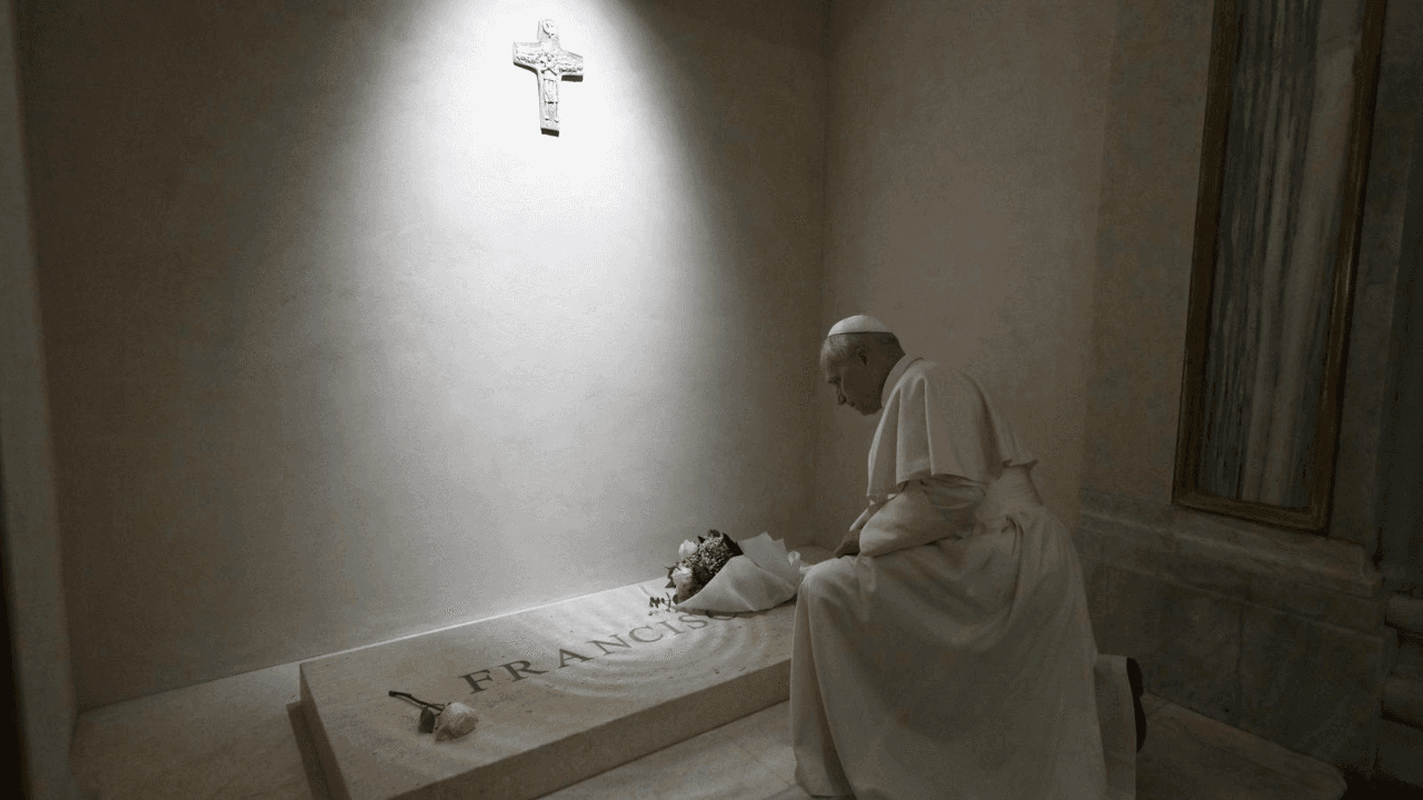 Đức Thánh Cha Lêô XIV cầu nguyện tại mộ Đức Thánh Cha Phanxicô