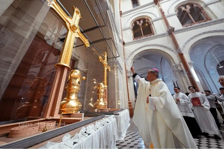 Phóng sự: Hành trình hai Thánh Giá mới của Nhà thờ Đức Bà Sài Gòn