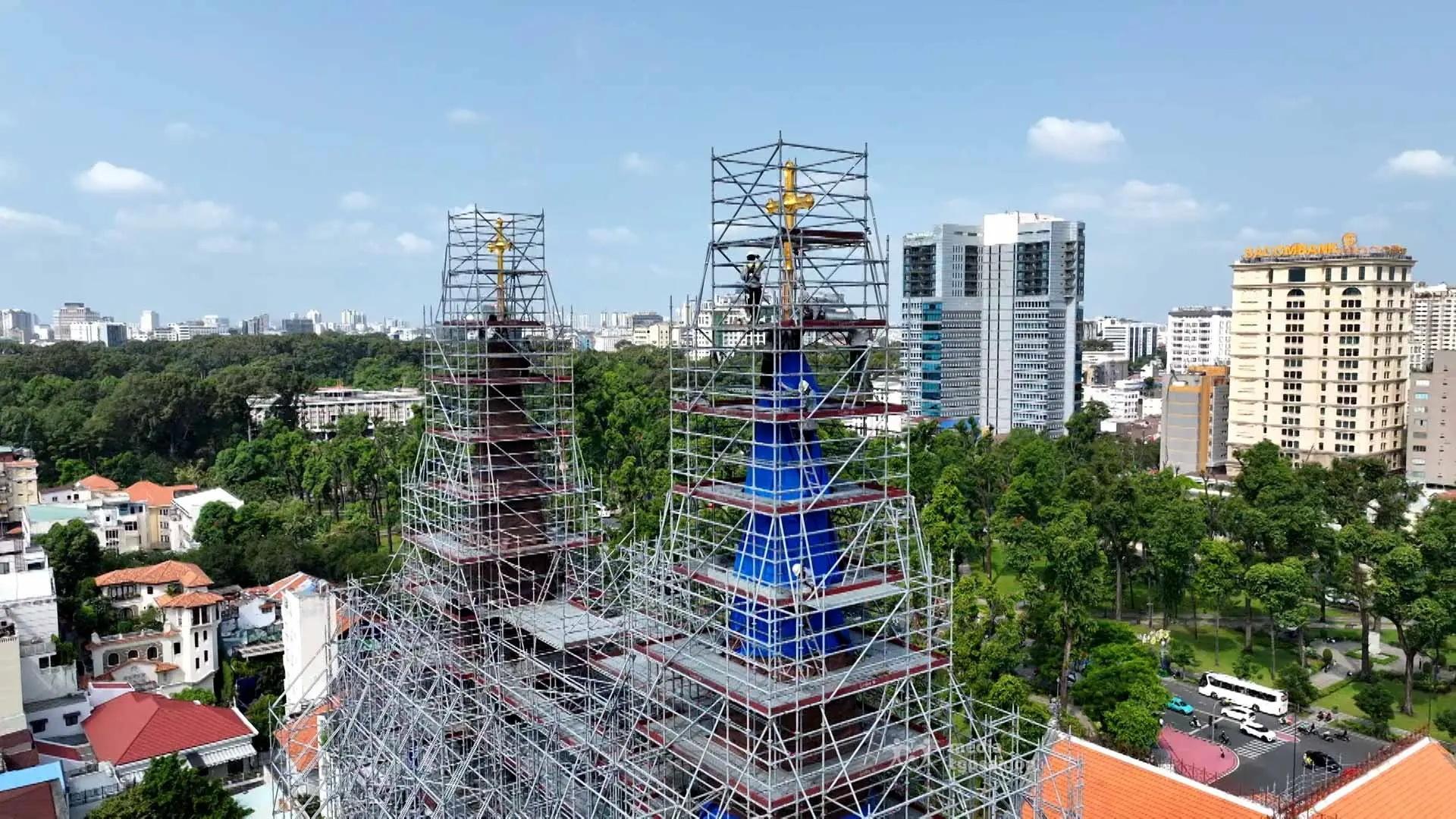 Đặt hai Thánh giá lên đỉnh tháp kẽm Nhà thờ Chính tòa Đức Bà Sài Sòn (19/3/2026)