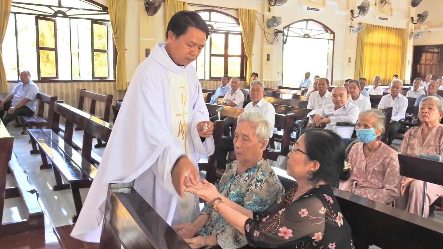 Gx. Cồn Bà: Thánh lễ cầu nguyện, ban Bí tích Xức Dầu và tặng quà cho khoảng 100 người bệnh